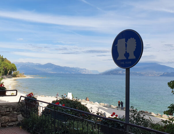 Terrazza degli innamorati. Punto panoramico dei giardini della Chiesa di Santa Maria con vista sulla Spiaggia del Prete ed il Monte Baldo.