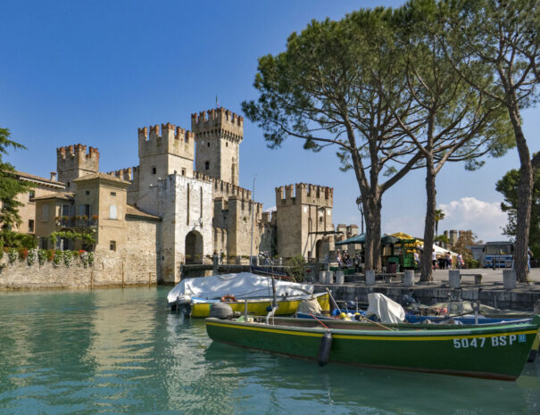 Porticciolo e Castello – Più che un penisola il centro storico sorge su una piccola isola separata dalla terraferma dal ponte del castello.