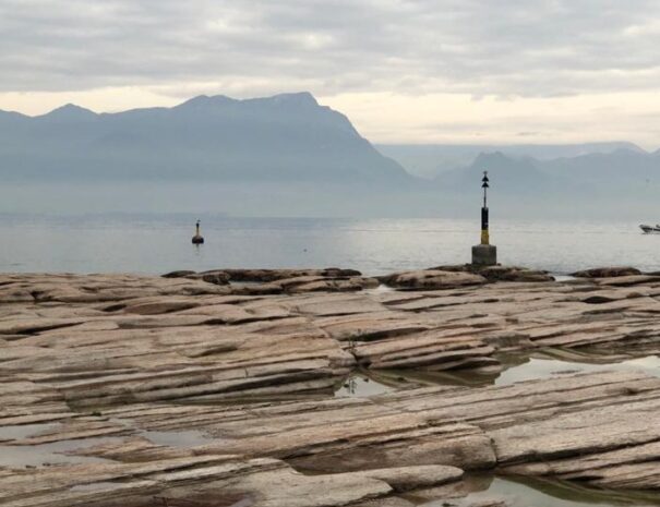 Le rocce affioranti della Giamaica Beach in inverno.